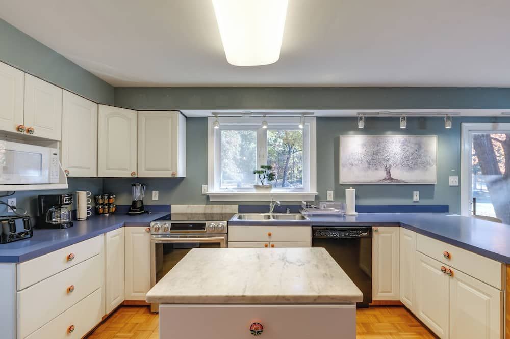 Countryside Cottage on 5 Acres! Easy Commute to DC