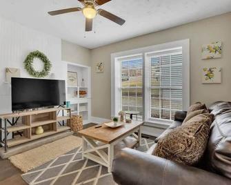 Lenoir City Cottage - Remodeled - Close to Lake - Lenoir City - Living room