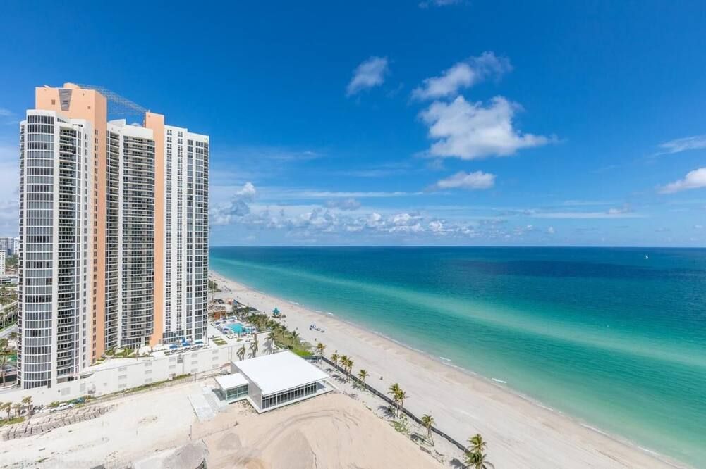 Oceanview Apt at Marenas Resort, Sunny Isles Beach with Direct Beach Access! - Sunny Isles Beach - Plage