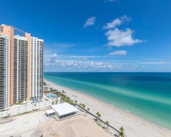 Oceanview Apt at Marenas Resort, Sunny Isles Beach with Direct Beach Access! - Sunny Isles Beach - Beach