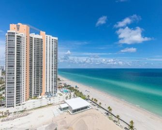 Oceanview Apt at Marenas Resort, Sunny Isles Beach with Direct Beach Access! - Sunny Isles Beach - Plage