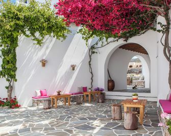 Aegeo Hotel - Folegandros - Patio
