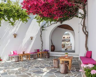 Aegeo Hotel - Folegandros - Patio