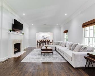 Buckhead New Charming & Spacious Home! - Atlanta - Huiskamer