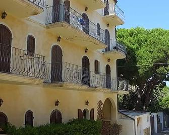 Three-Room Apartment With Parking - La Maddalena - Budynek