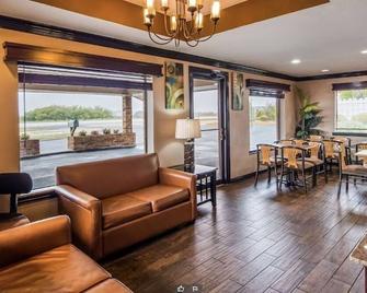 Spacious Two Queen Non-Smoking Quarters, Scottish Inns - Near Decatur Square - Decatur - Lounge