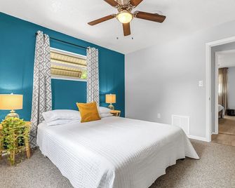 Calm Oasis Home, Pool, Walk to Restaurants - Rockledge - Bedroom