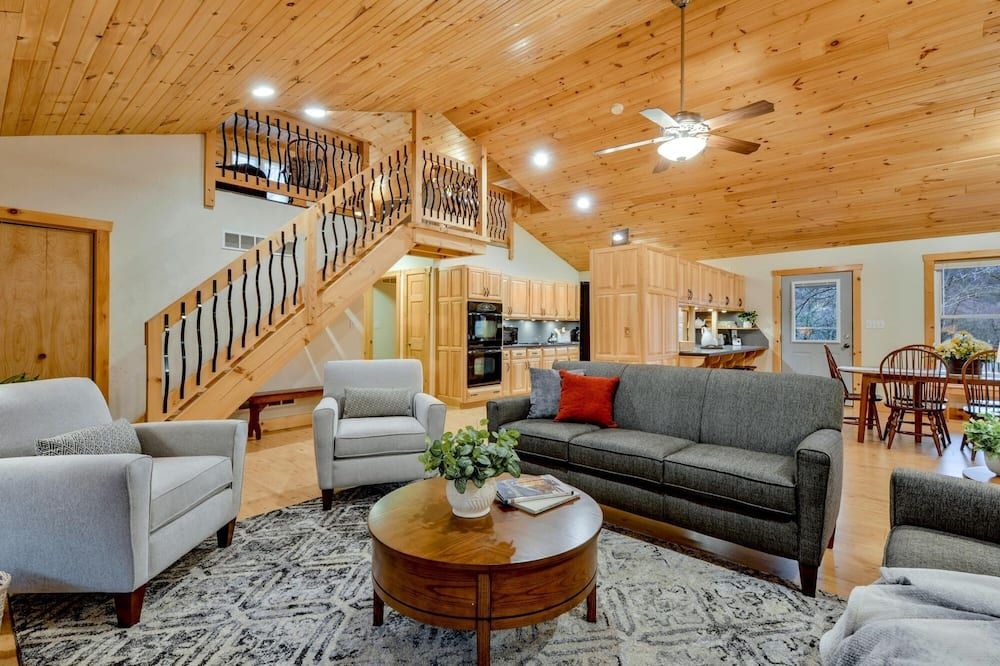 Shade Mountain Retreat Cedar Barrel Sauna & Hot Tub!! 28 Acres Sleeps 20