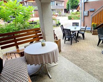 Single room with WC and shower / bath - Guesthouse Tagescafe Eckenfels - Ohlsbach - Binnenhof