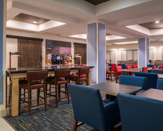 Holiday Inn Express & Suites Tampa-Anderson Rd/Veterans Exp By IHG - טמפה - מסעדה