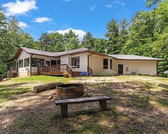 Shenandoah Valley Cabin with Hot Tub, Pool, River Access, and Mountain Views - Woodstock - Budova