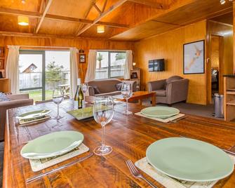 Traverse Cabin. Cosy three bedroom holiday home - National Park Village - Dining room