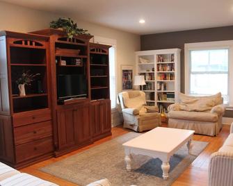 Welcome to our farmhouse! Come and enjoy Empire. You will be happy you did. - Empire - Living room