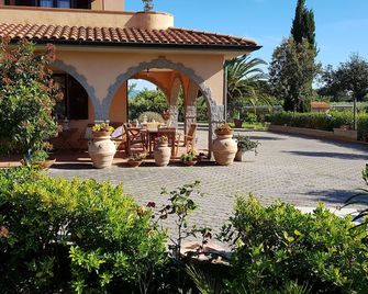 Spacious Apartment For 2 Persons 3 Km From The Center - Cecina - Patio
