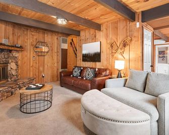 Green Leaf Lodge - Classic mountain Gambrel cabin with Hot Tub! - Sugarloaf - Living room