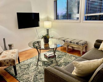 Pacific Northwest Living Guest House - 1 Bedroom + Loft with Queen Bed - Mukilteo - Living room