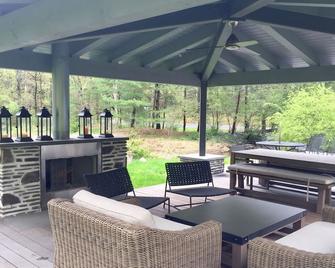 Heart Of Woodstock Unique Arts-And-Crafts Home: Outdoor Room And Heated Pool! - Woodstock - Innenhof