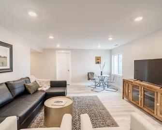 Sophisticated & Charming Guest Apartment - Pleasant Grove - Living room
