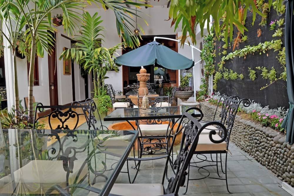 Boutique Porton De Granada - קאלי - פטיו
