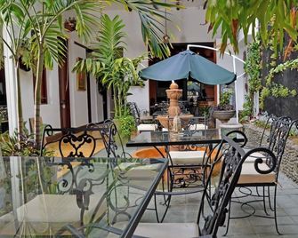 Boutique Porton De Granada - קאלי - פטיו