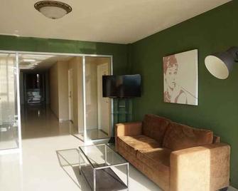 Jhoanie Hotel - Tomohon - Living room