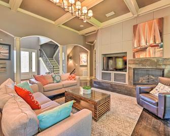 Upscale Family Home with Dock on Lake Hartwell! - Hartwell - Sala de estar