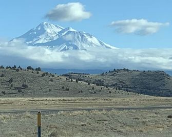 Clean & Quiet Yreka Home with Large Backyard next to Discovery Park. - Yreka - Huiskamer