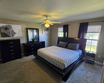 3-bedroom condo in charming Fort Walton Beach with WiFi, AC - Fort Walton Beach - Bedroom