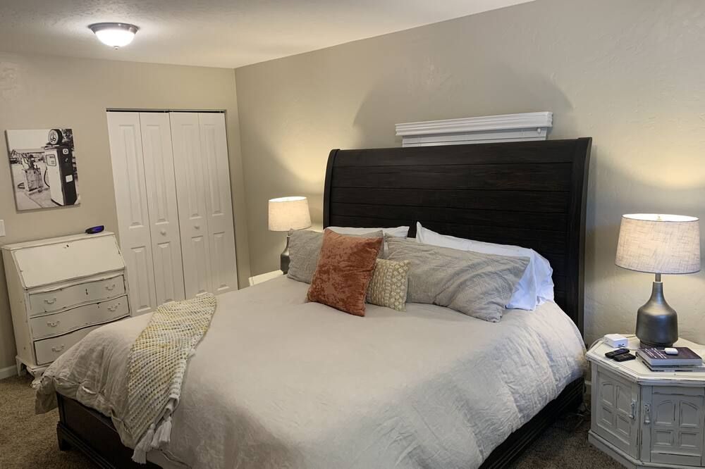 Completely renovated bungalow on South Hill steps from quaint downtown Wallace!! - Wallace - Bedroom
