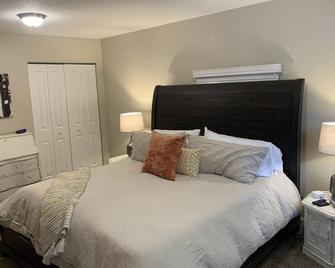 Completely renovated bungalow on South Hill steps from quaint downtown Wallace!! - Wallace - Schlafzimmer