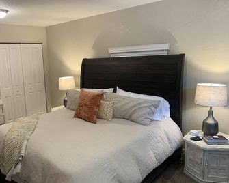 Completely renovated bungalow on South Hill steps from quaint downtown Wallace!! - Wallace - Bedroom