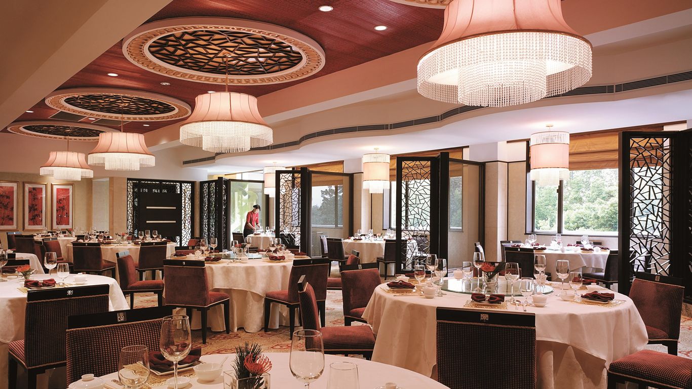 Shangri-La Hangzhou - The back garden of West Lake