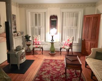 View From Quality Hill Overlooking Historic District, Quick Walk To Downtown - Galena - Living room