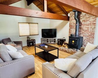 Double Decker Cabin Retreat – Peaceful Getaway in Arnold - Arnold - Living room