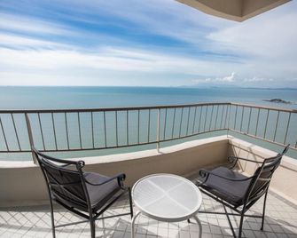 Rainbow Paradise Beach Resort - George Town - Varanda