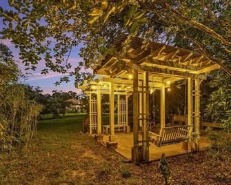 Bare Feet Bunkhouse-Close to beach & dog friendly - Gulfport - Patio