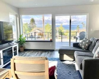 Halsey Haven! 3 BR Home w/ Stunning Views + Sauna! - Coupeville - Obývací pokoj