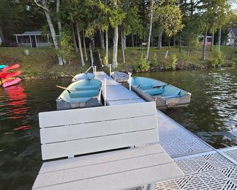 Lake Access! Twin Birch Resort - The Brown Bear - Honor - Patio
