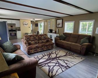 Charlie's Woodside Getaway-4 miles from the Dells! - Lyndon Station - Вітальня