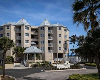 Near Ocean Club Golf | 2 King Room & Balcony - Stuart - Edificio