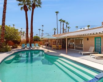 Beautifully Remodeled Mid-Century Modern Home With Private Heated Pool & Spa - Palm Springs - Piscina