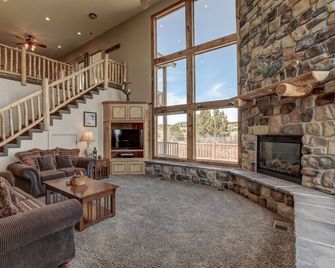 Beautiful very clean privately owned home. Next to Zion Ponderosa Resort. - Springdale - Вітальня