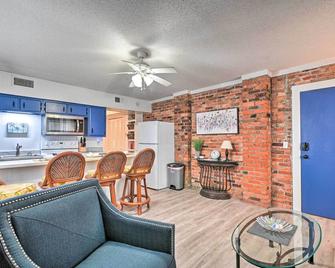 Ground Floor Unit 10 Miles to Myrtle Beach - Garden City Beach - Living room