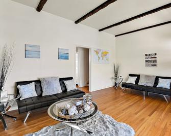 Sparkling Clean Luxury 3 Br House Near Sf/Sfo/Caltrain/Bart+ev+free Parking+wifi - South San Francisco - Living room