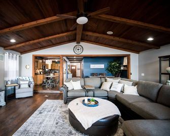 Cozy 4 bedroom lakefront cottage on Lake Orion with the best views! - Orion Township - Living room