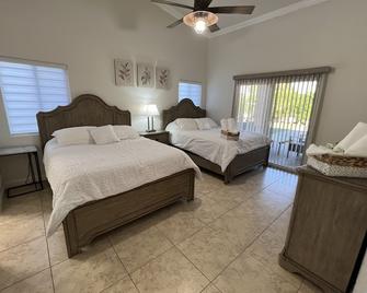 The Perfect 4 Bedroom House To Entertain Every Guest - Palm Springs - Habitación