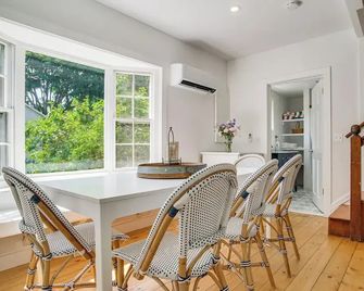 Walk to 2 Beaches! Group-friendly Pocasset Home - Cataumet - Comedor