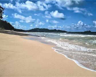 Great Price! 3800sf 7 rooms 4 baths Huge Gated House Steps from Waimanalo Beach - Waimanalo - Playa