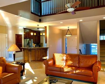 Lake Front Home. 3 Large Living Spaces. Screened Porches. Pet Friendly. - Lavonia - Living room