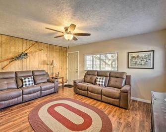 Cozy Cottage with Game Room about 17 Mi to Dtwn SLC! - South Jordan - Living room